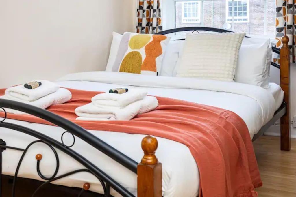 Tranquil 1Br In South Bank With Onsite Parking Lägenhet London Exteriör bild
