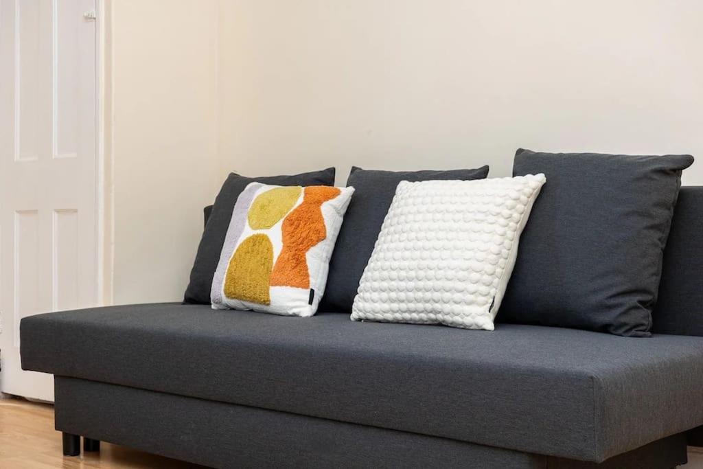 Tranquil 1Br In South Bank With Onsite Parking Lägenhet London Exteriör bild
